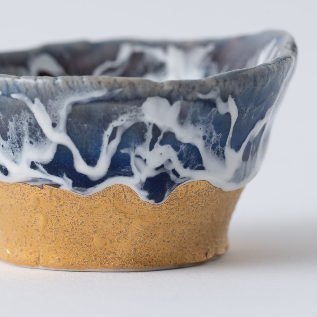 Copa de sake guinomi Sazameku Cascade en azul índigo y oro