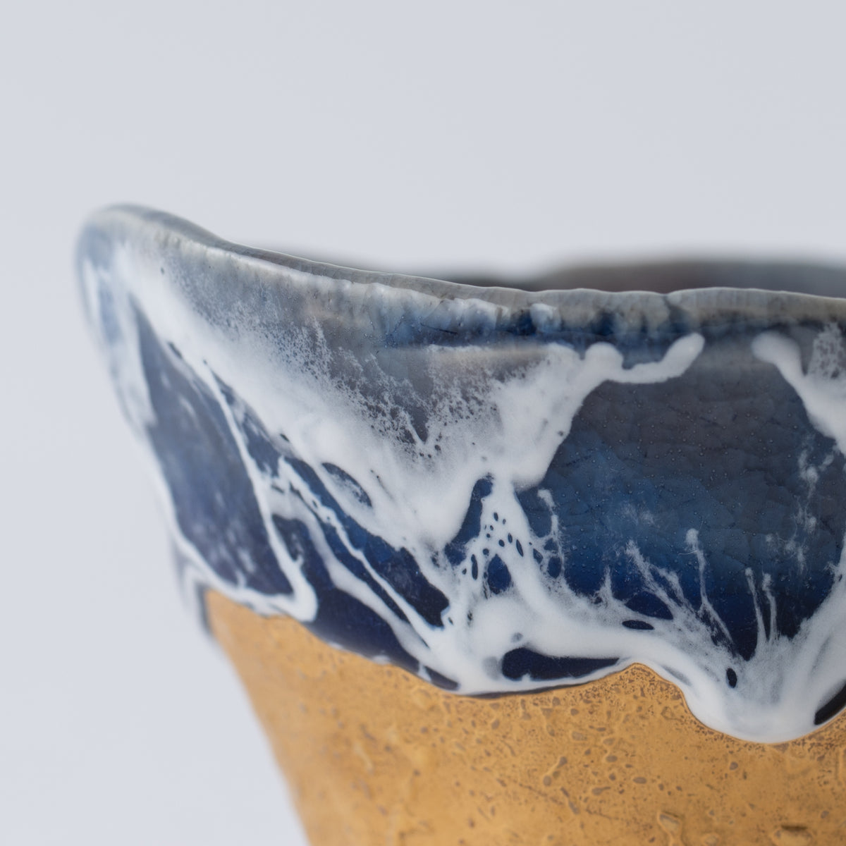 Copa de sake guinomi Sazameku Cascade en azul índigo y oro