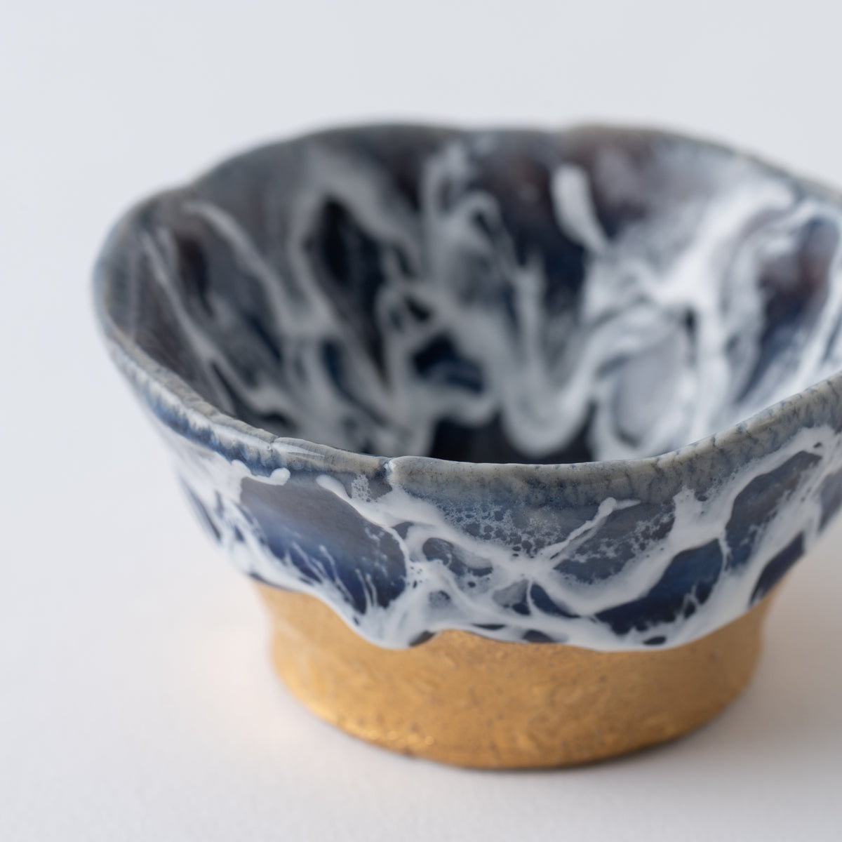 Copa de sake guinomi Sazameku Cascade en azul índigo y oro