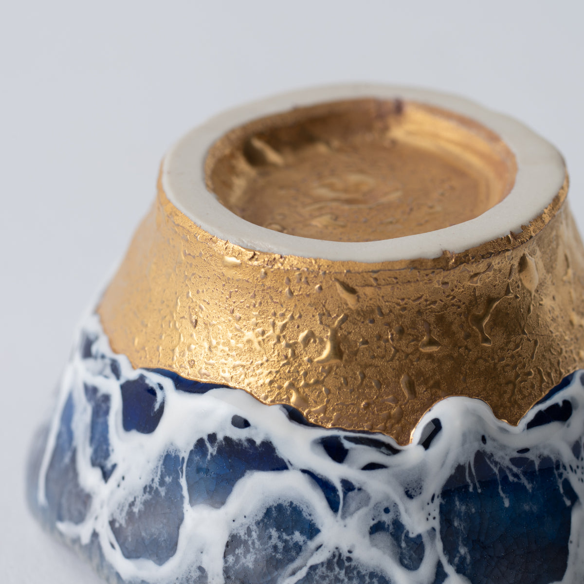 Copa de sake guinomi Sazameku Cascade en azul índigo y oro