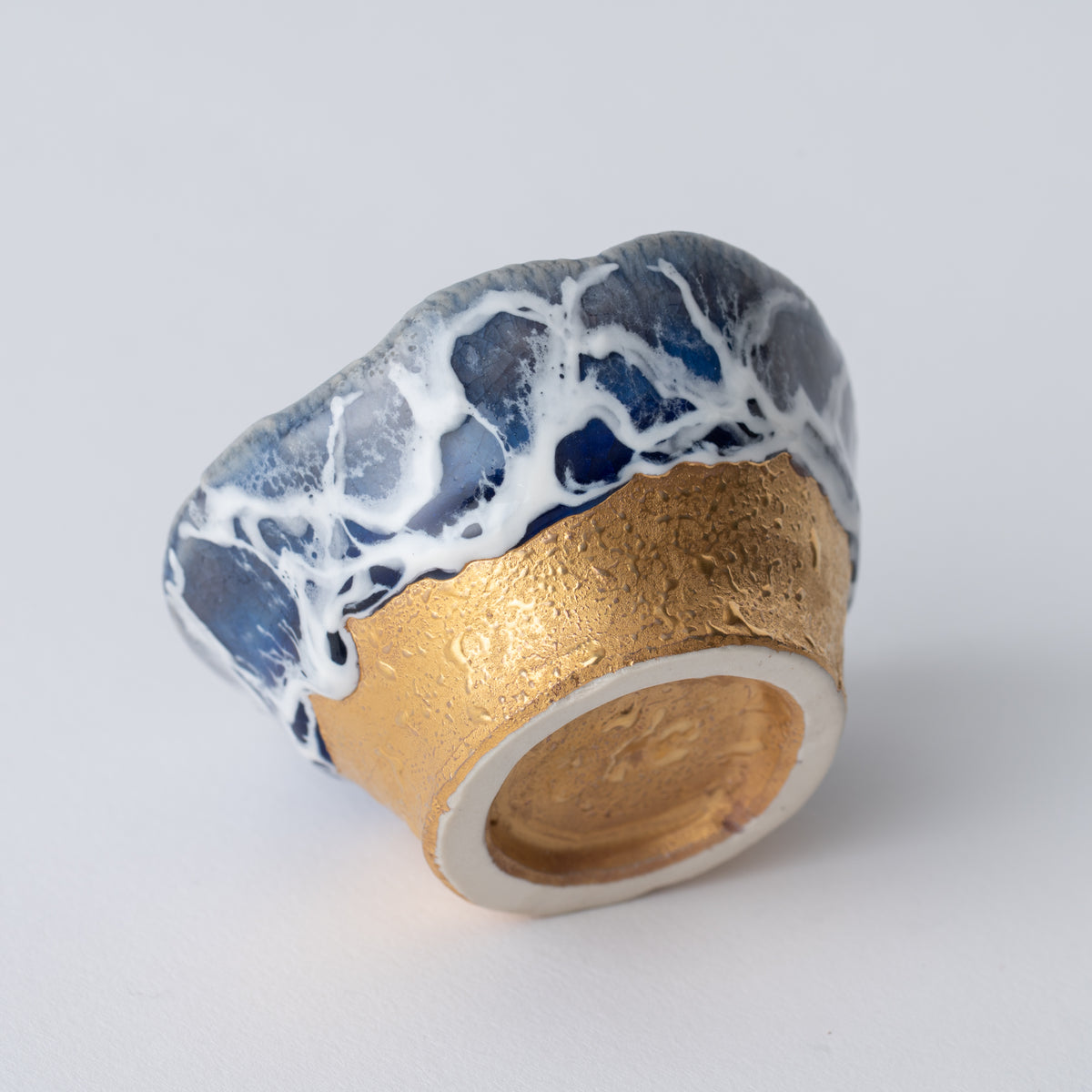 Copa de sake guinomi Sazameku Cascade en azul índigo y oro