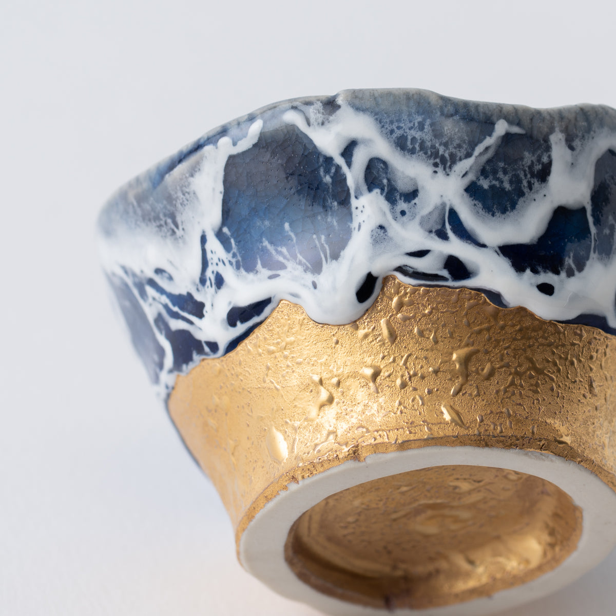 Copa de sake guinomi Sazameku Cascade en azul índigo y oro