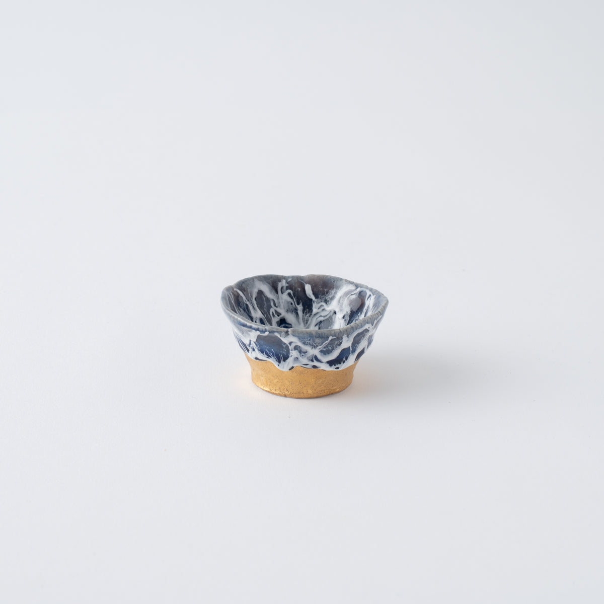 Copa de sake guinomi Sazameku Cascade en azul índigo y oro