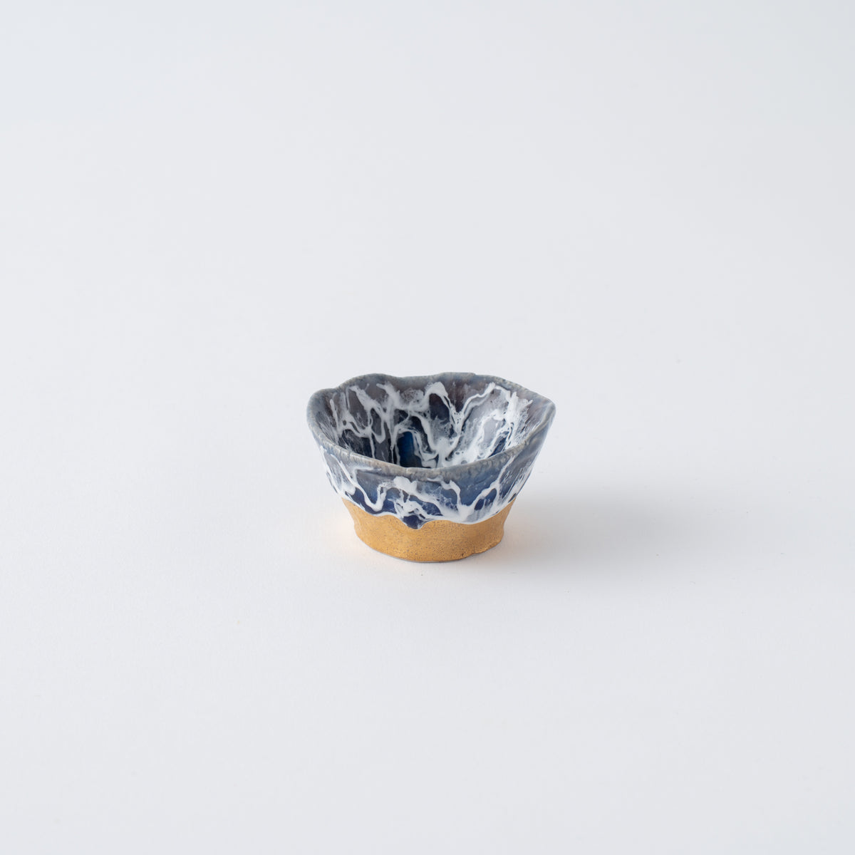 Copa de sake guinomi Sazameku Cascade en azul índigo y oro