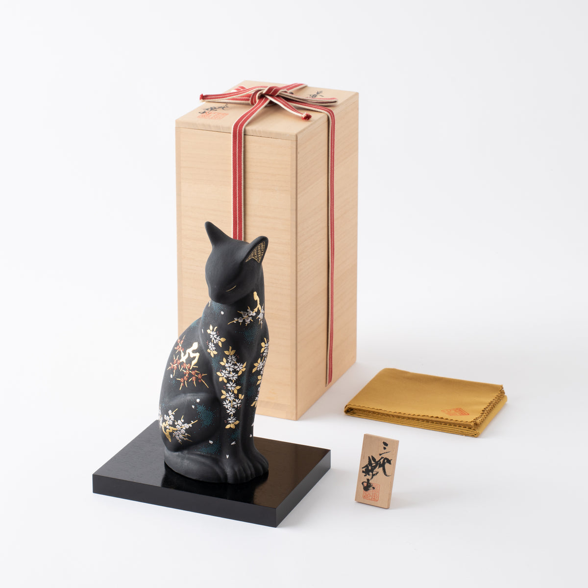 Morikin Aochibu Perserkatzenfigur nach rechts blickend