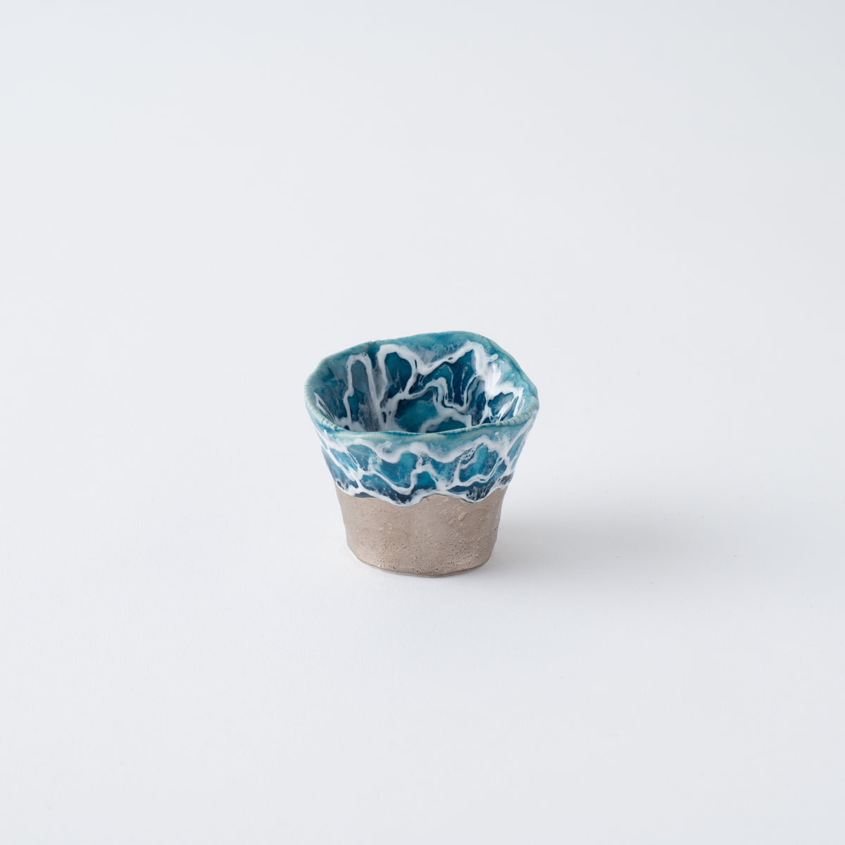 Copa de sake guinomi Sazameku Cascade en verde y platino