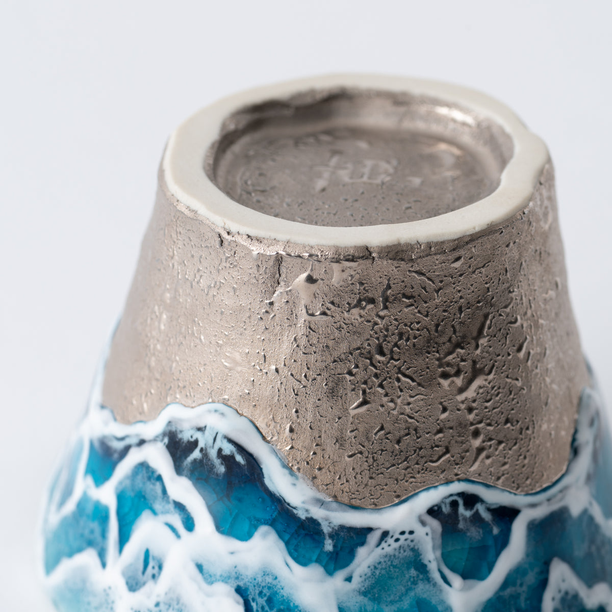Copa de sake guinomi Sazameku Cascade en verde y platino