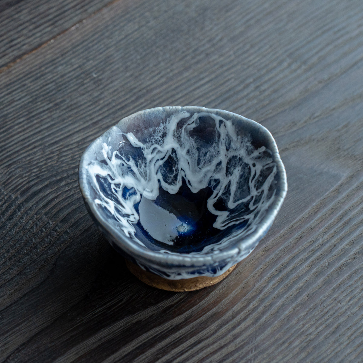 Copa de sake guinomi Sazameku Cascade en azul índigo y oro