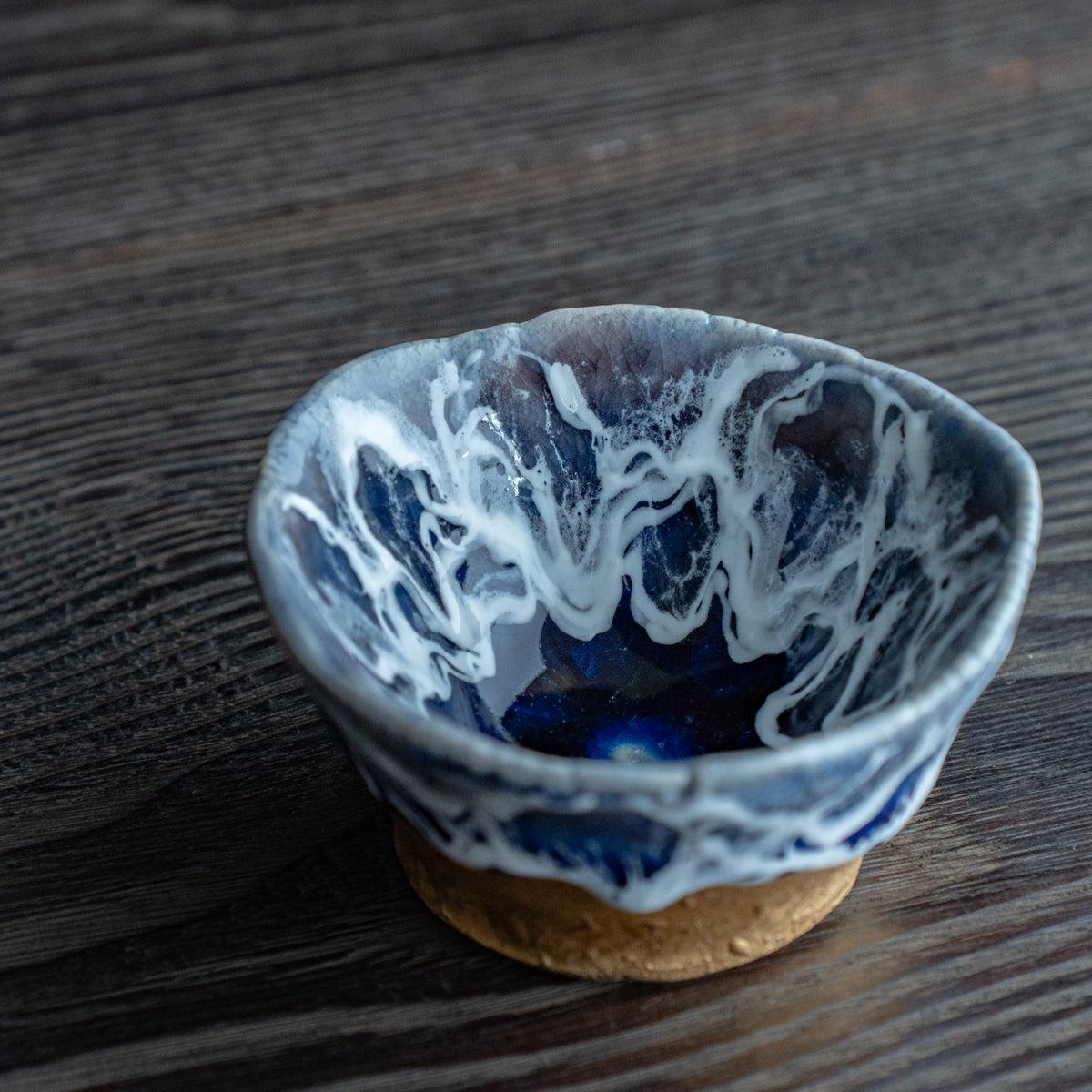 Copa de sake guinomi Sazameku Cascade en azul índigo y oro
