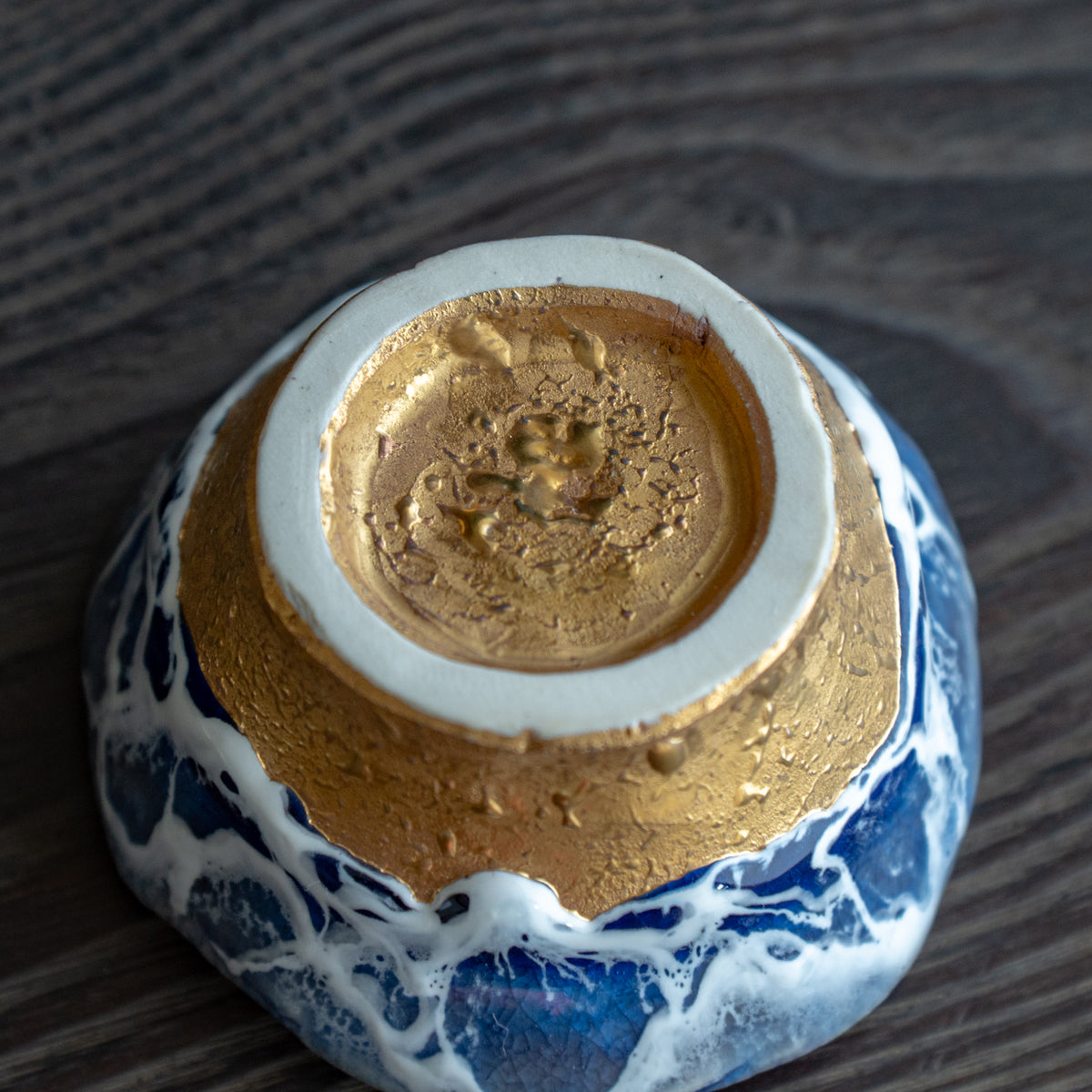 Copa de sake guinomi Sazameku Cascade en azul índigo y oro