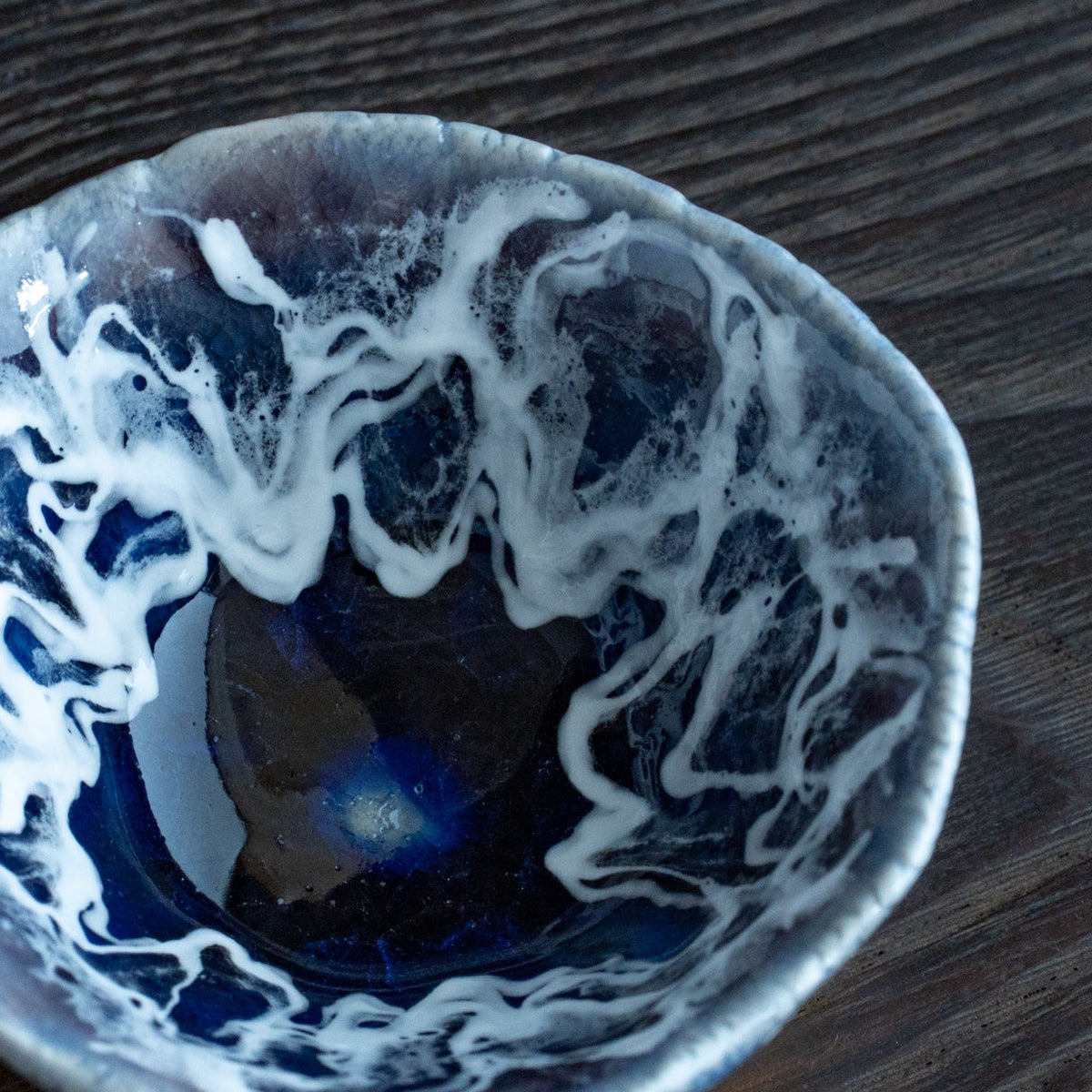 Copa de sake guinomi Sazameku Cascade en azul índigo y oro