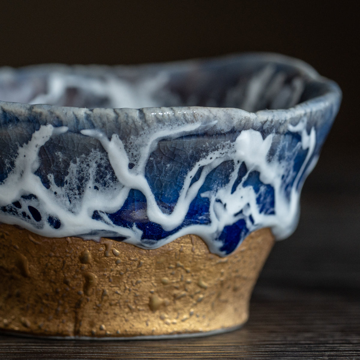 Copa de sake guinomi Sazameku Cascade en azul índigo y oro