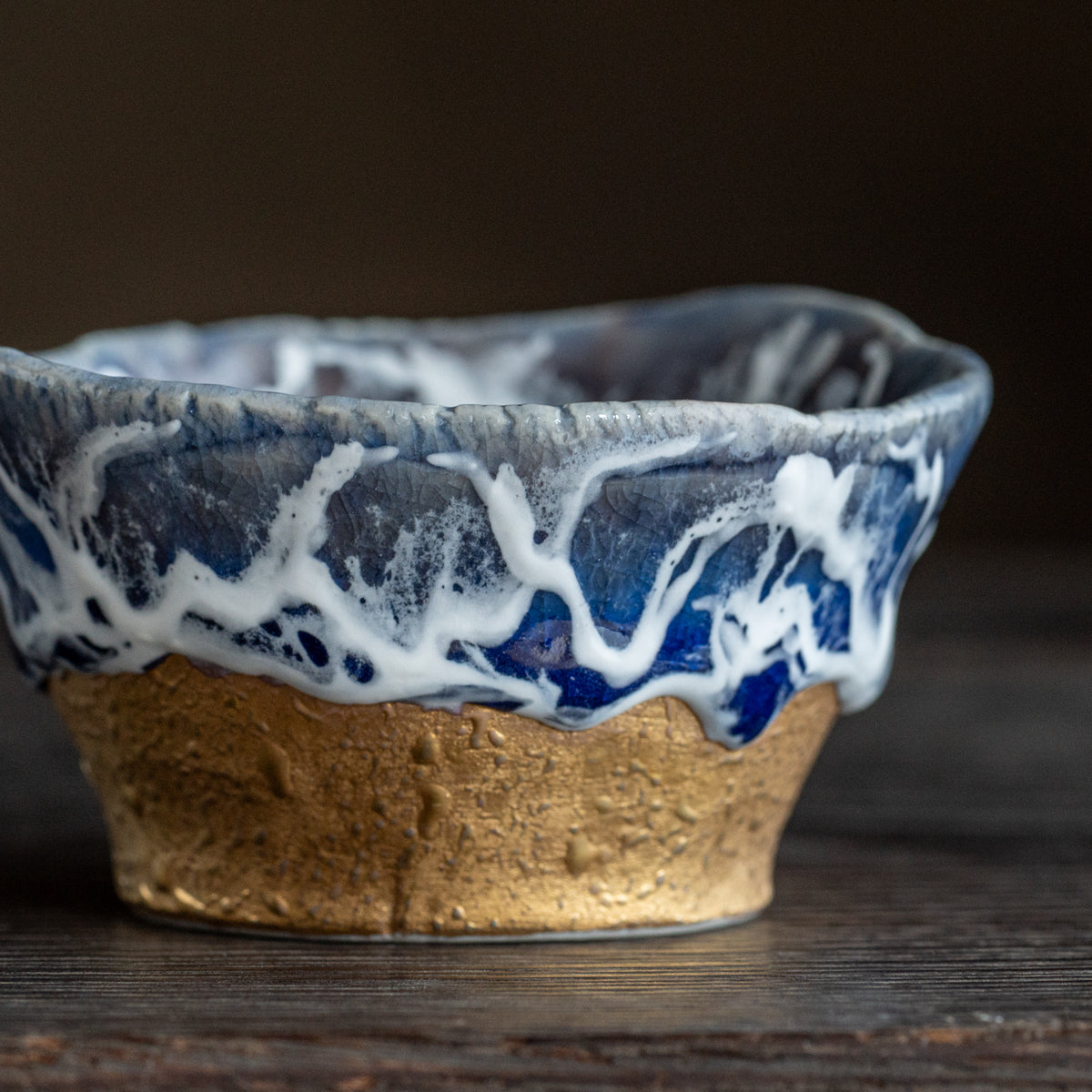 Copa de sake guinomi Sazameku Cascade en azul índigo y oro