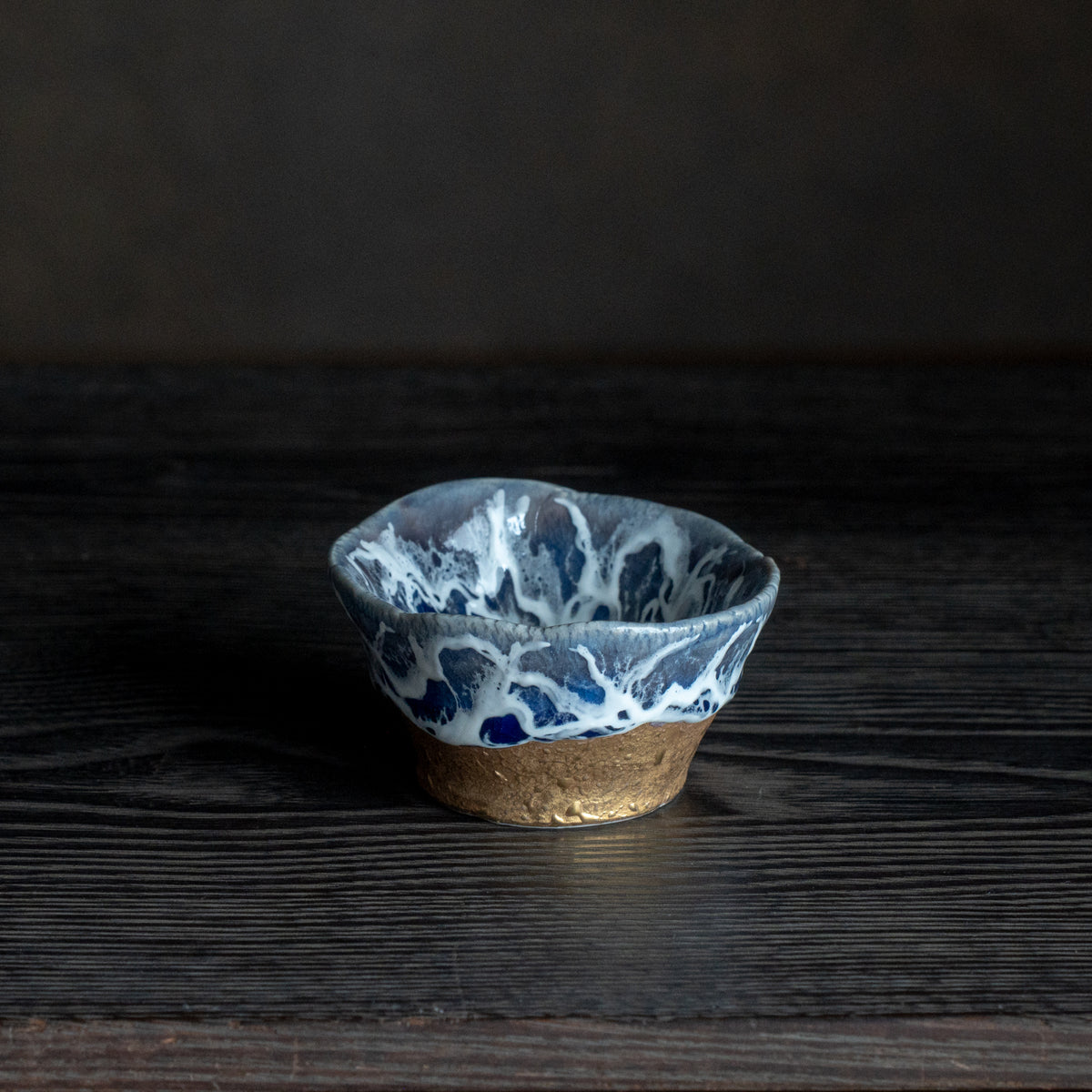 Copa de sake guinomi Sazameku Cascade en azul índigo y oro