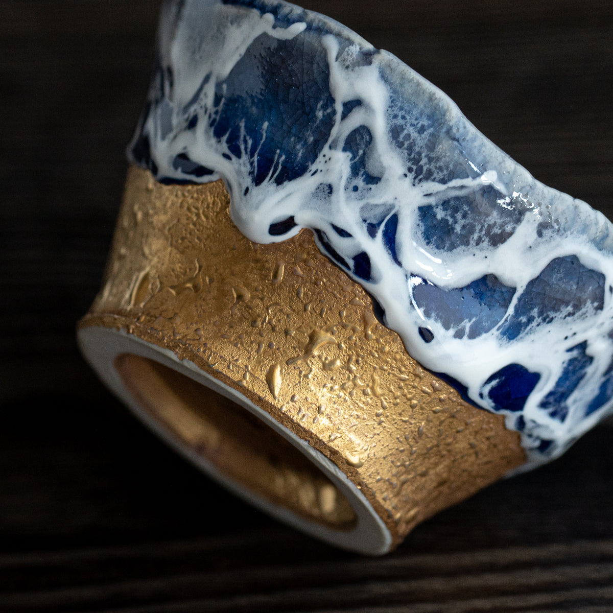 Copa de sake guinomi Sazameku Cascade en azul índigo y oro