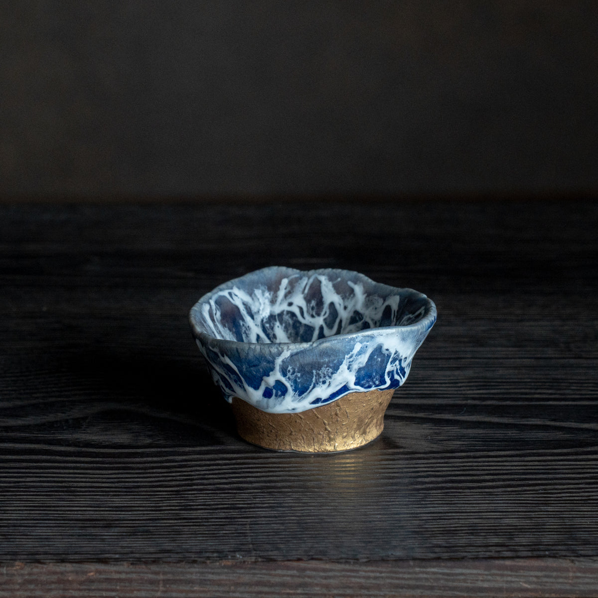 Copa de sake guinomi Sazameku Cascade en azul índigo y oro