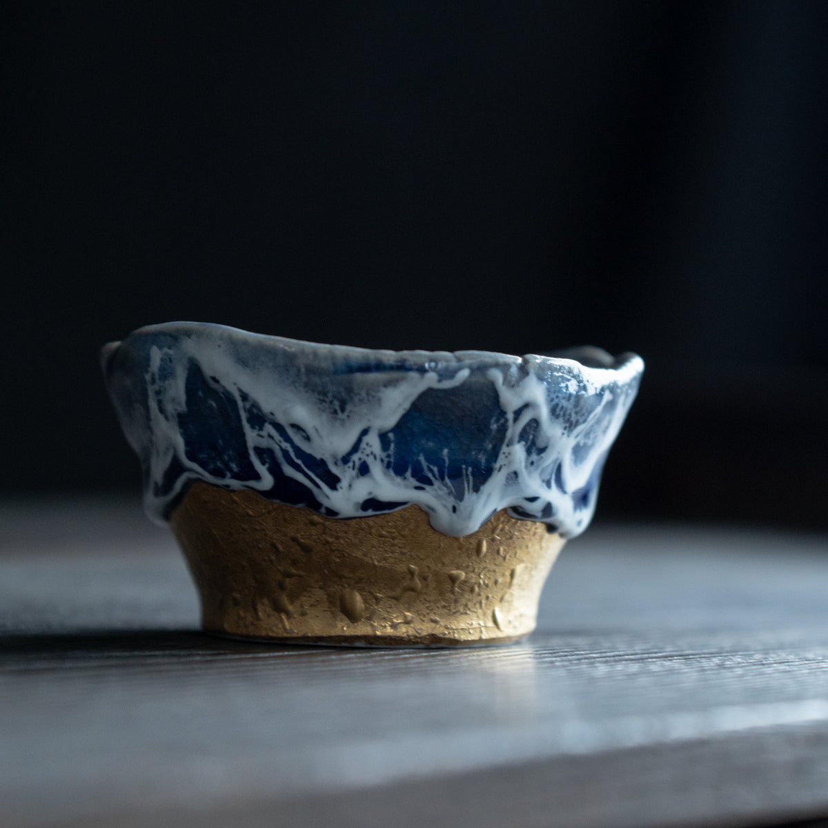 Copa de sake guinomi Sazameku Cascade en azul índigo y oro