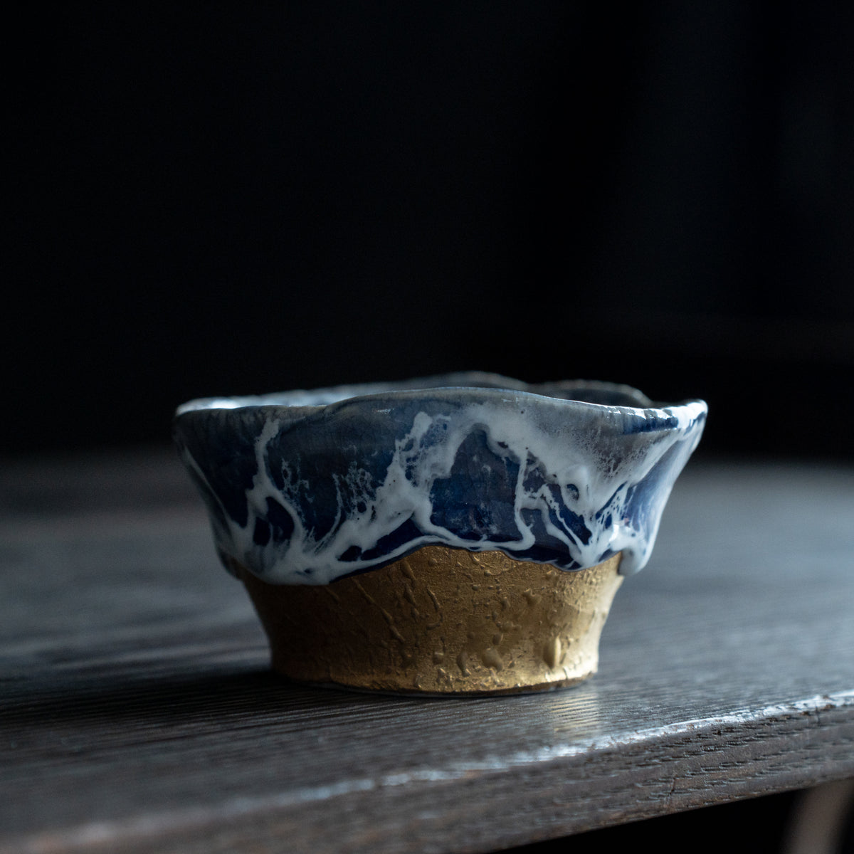 Copa de sake guinomi Sazameku Cascade en azul índigo y oro