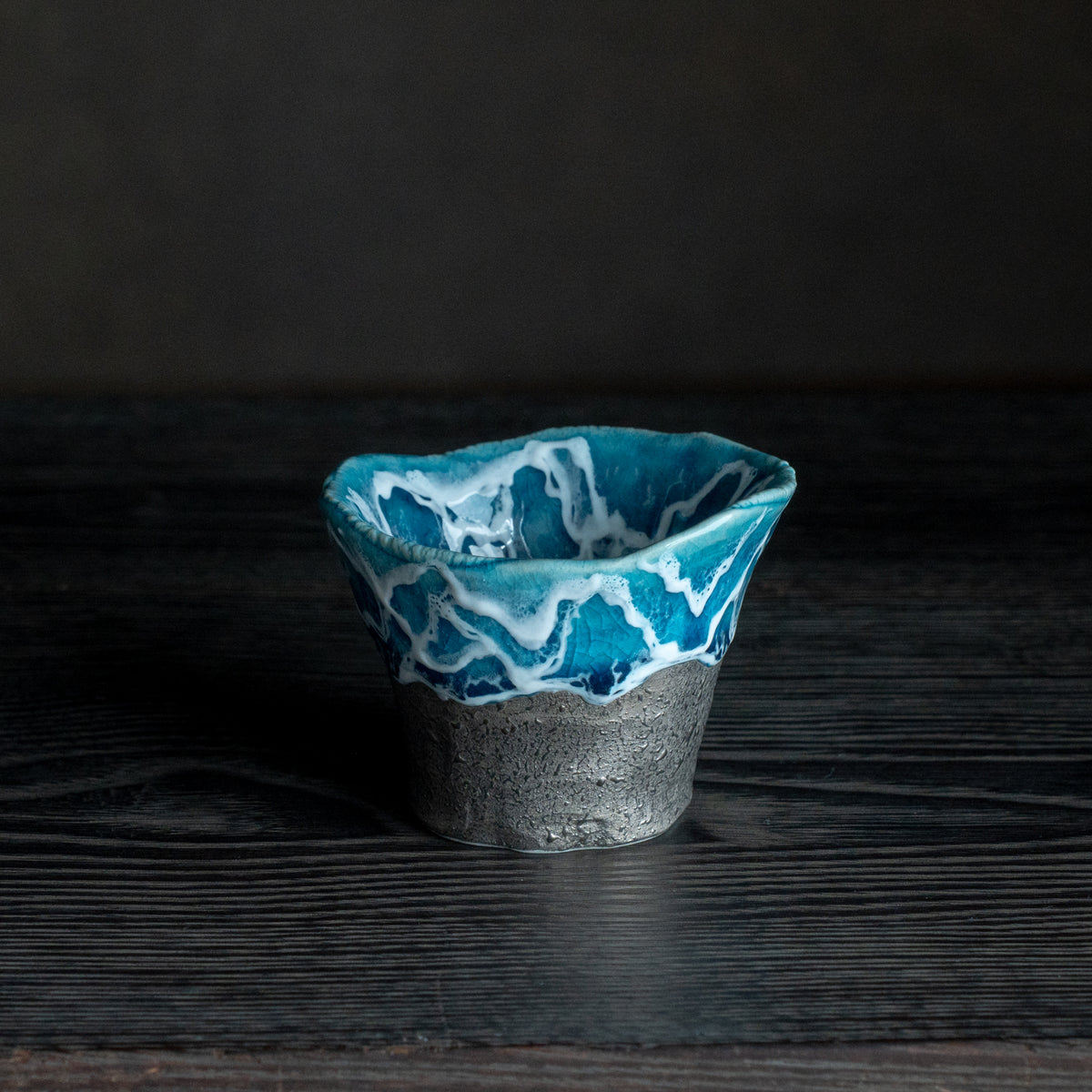 Copa de sake guinomi Sazameku Cascade en verde y platino