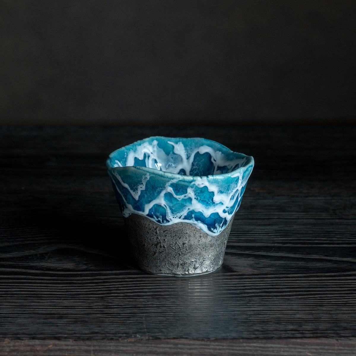 Copa de sake guinomi Sazameku Cascade en verde y platino