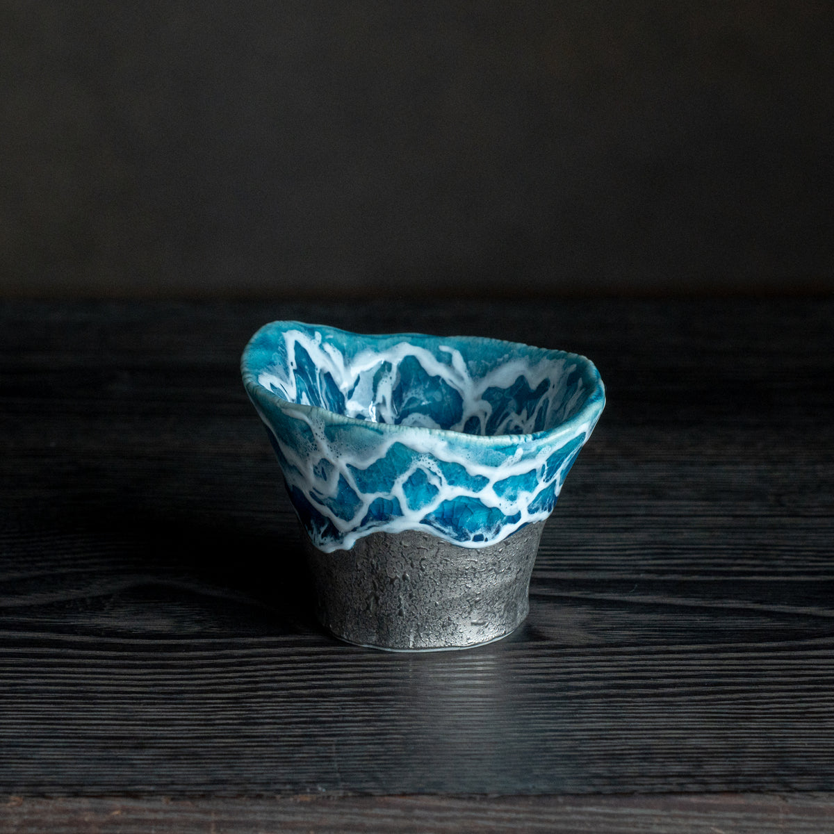 Copa de sake guinomi Sazameku Cascade en verde y platino