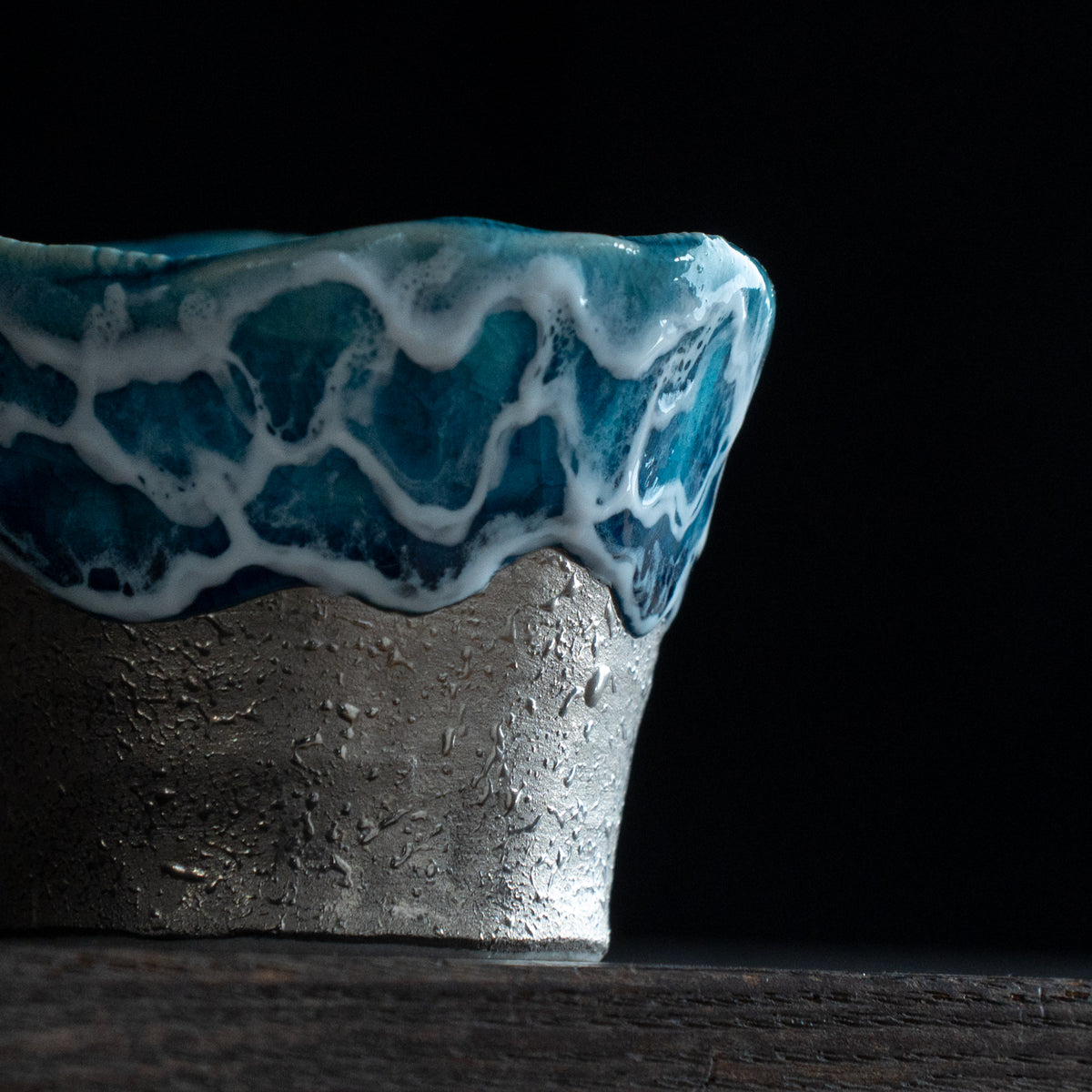 Copa de sake guinomi Sazameku Cascade en verde y platino