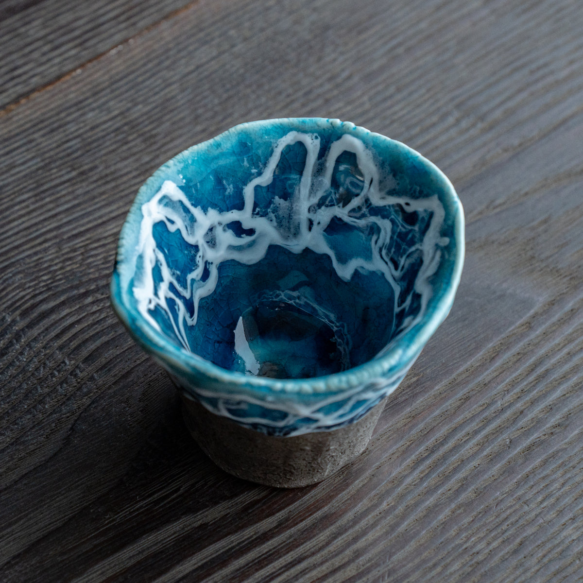 Copa de sake guinomi Sazameku Cascade en verde y platino