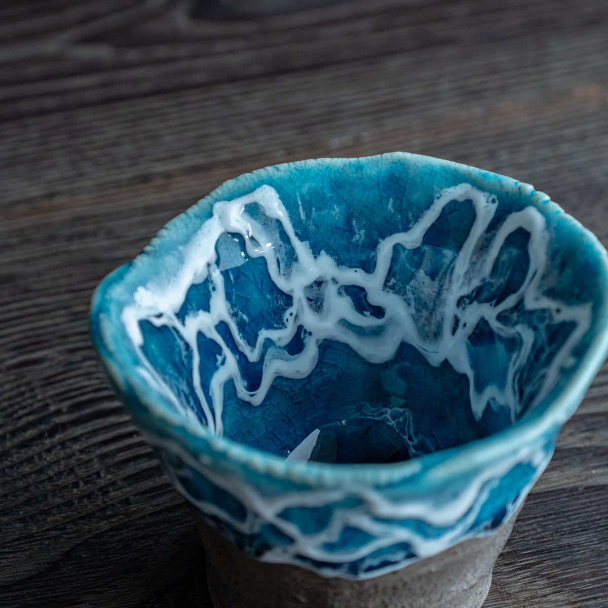 Copa de sake guinomi Sazameku Cascade en verde y platino