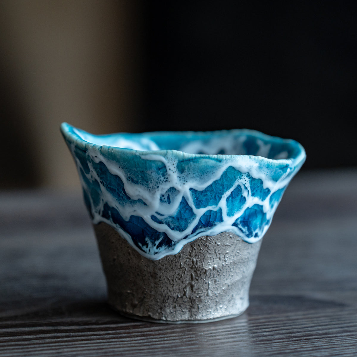 Copa de sake guinomi Sazameku Cascade en verde y platino