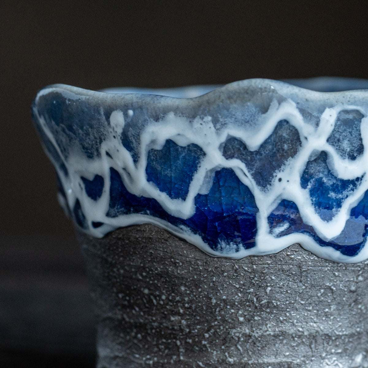 Copa de sake guinomi Sazameku Cascade con lustre azul y platino