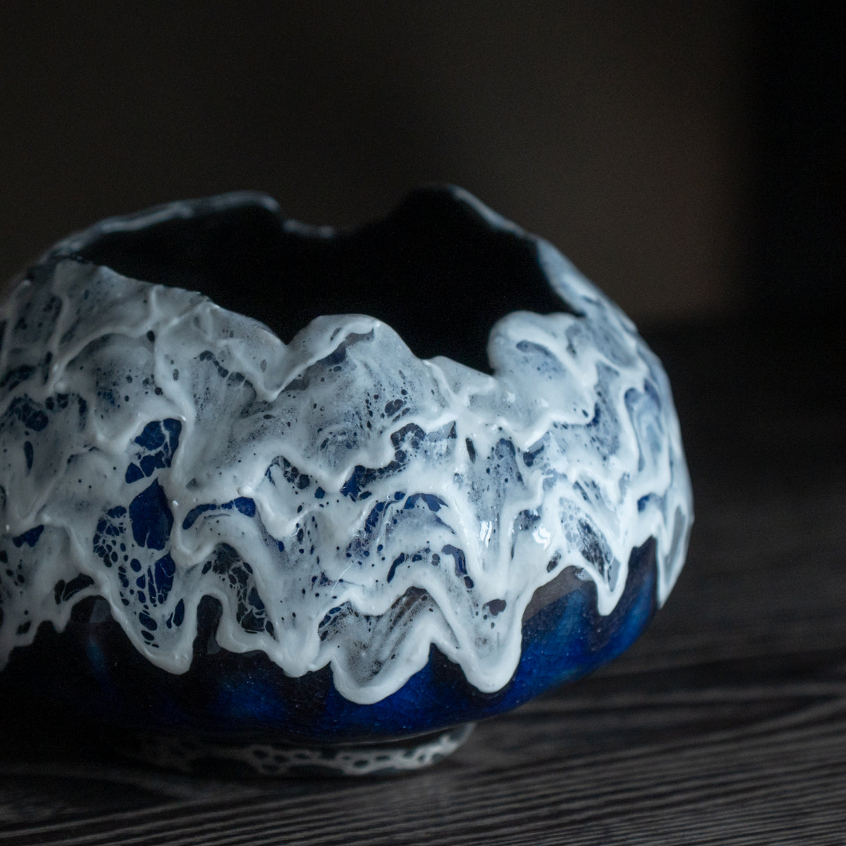 Jarrón Redondo Sazanami Cascade Azul Profundo
