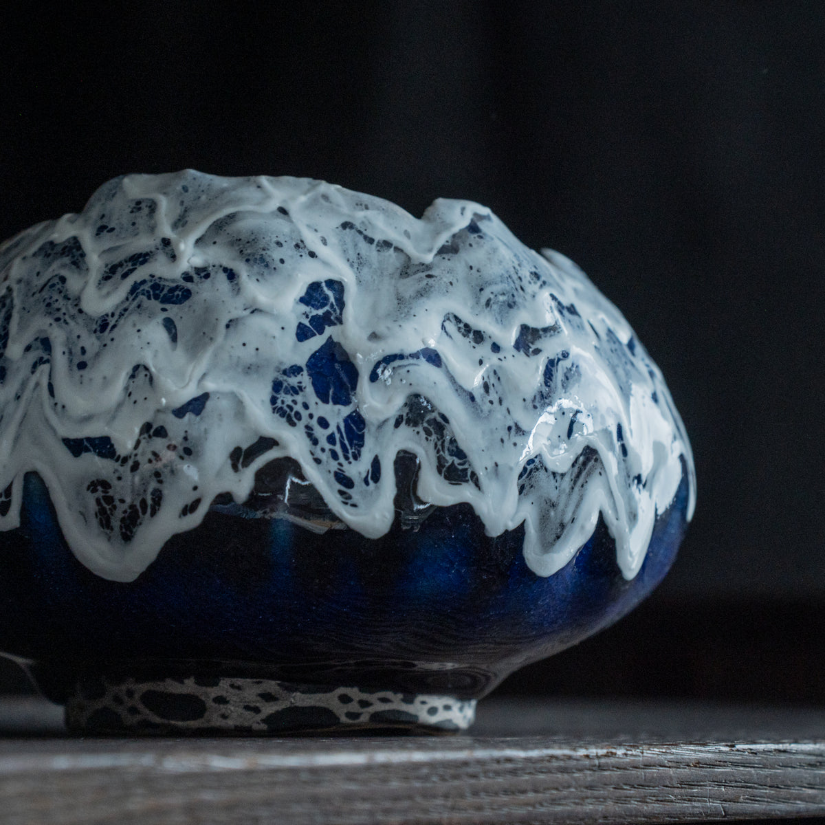 Jarrón Redondo Sazanami Cascade Azul Profundo