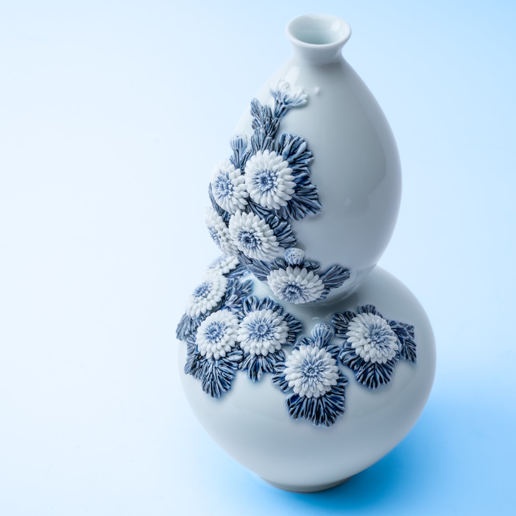 Hirado Chrysanthemum Sometsuke Flower Vase