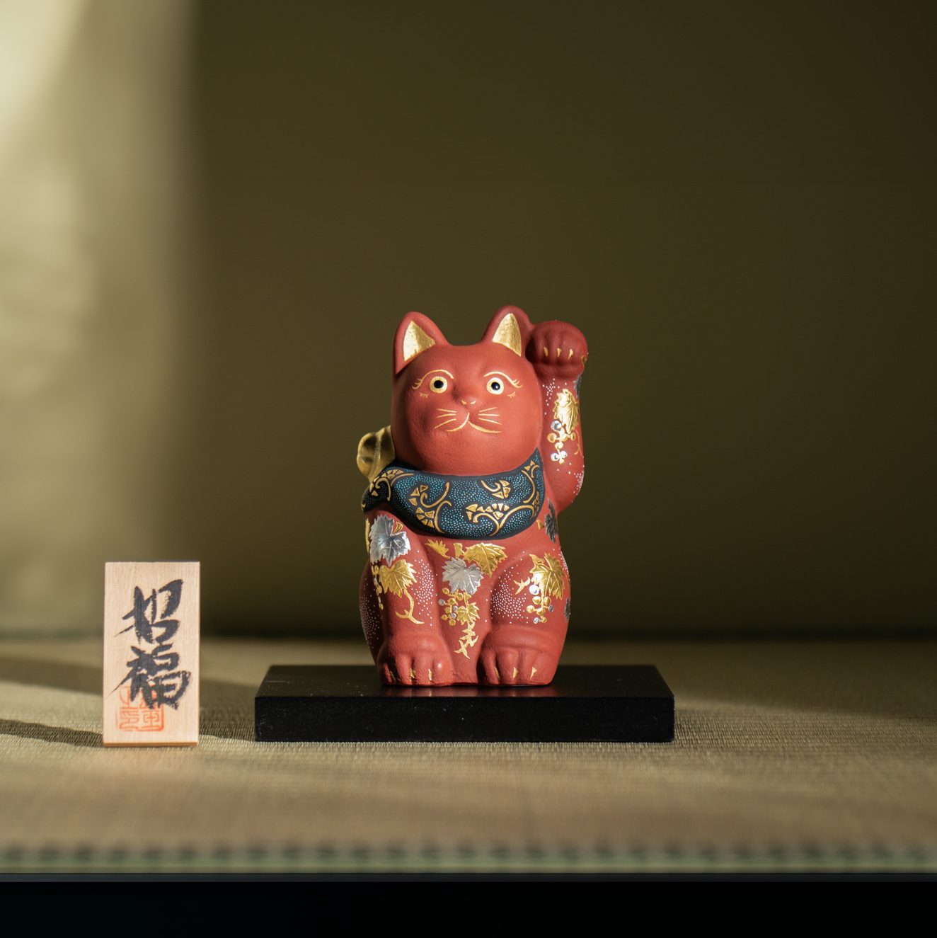 Red Morikin Shirochibu Grape Pattern Lucky Cat