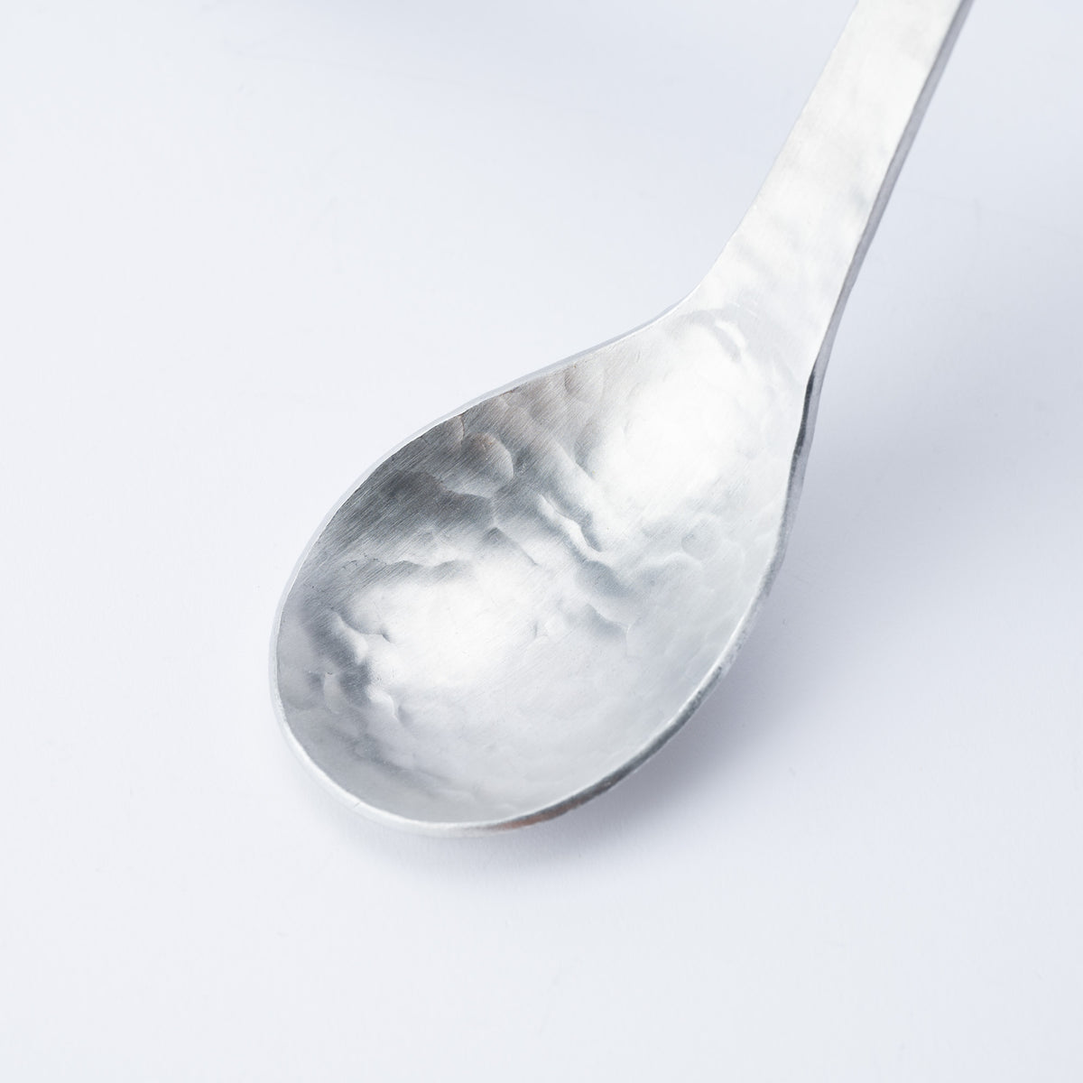 Cuchara para servir de aluminio martillado