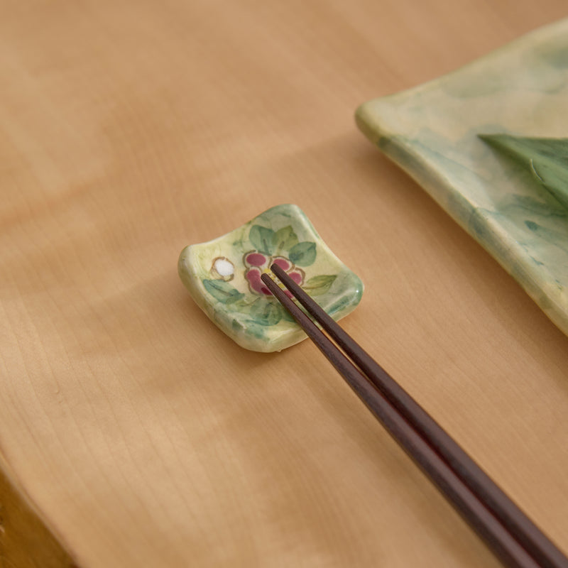 Tosen Kiln Camellia Kiyomizu Ware Chopstick Rest Set