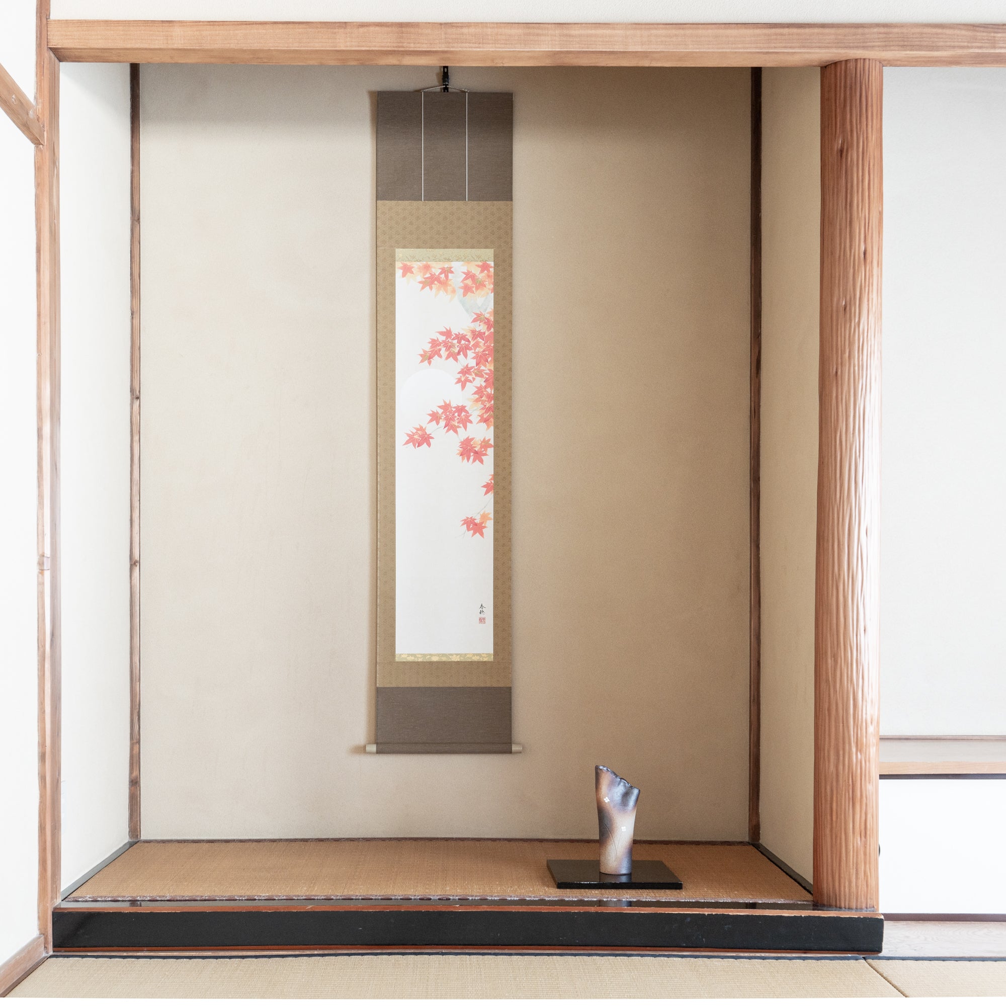 Kakejiku-Hängerolle mit mondbeschienenen Herbstblättern