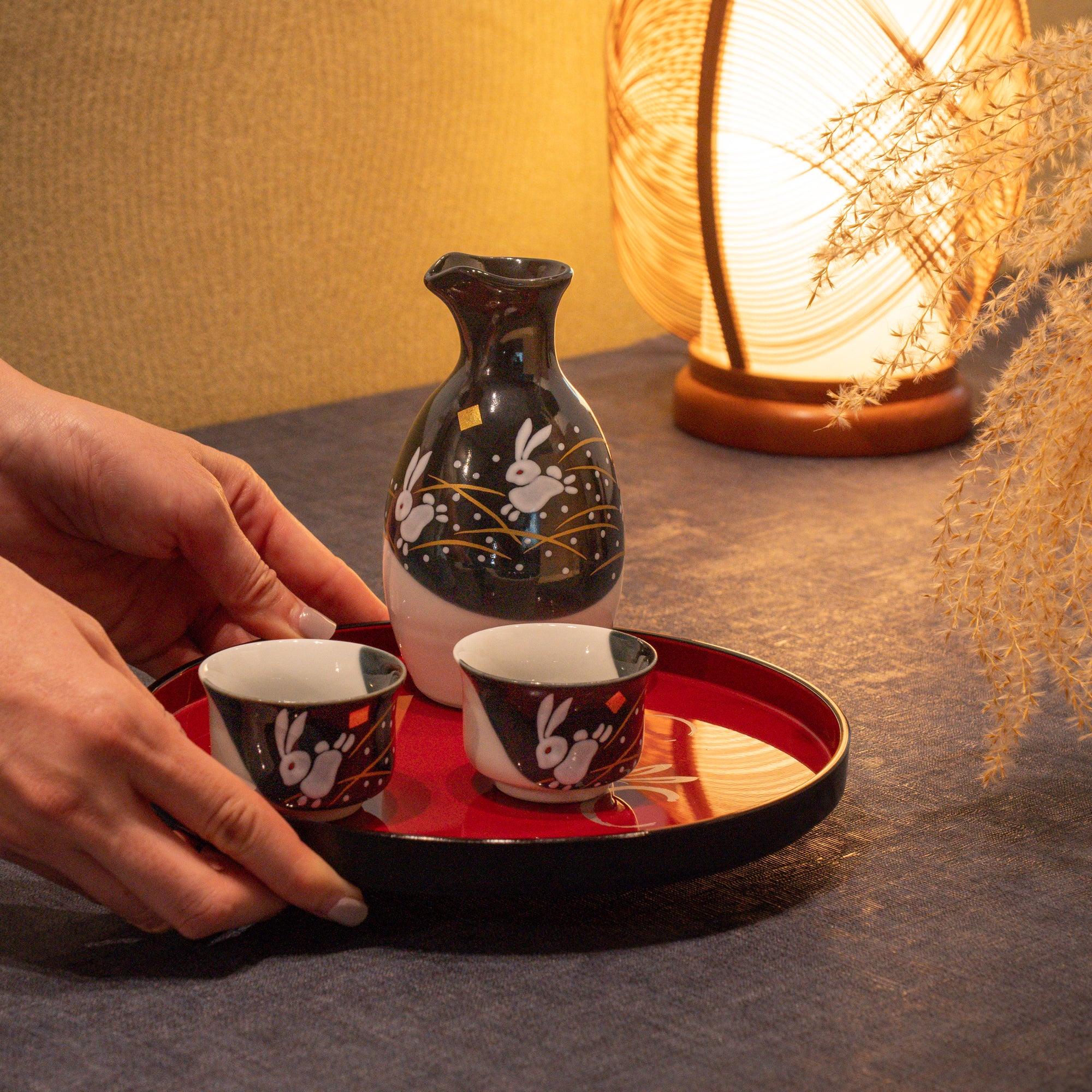 Service à saké avec plateau et lapin sauteur