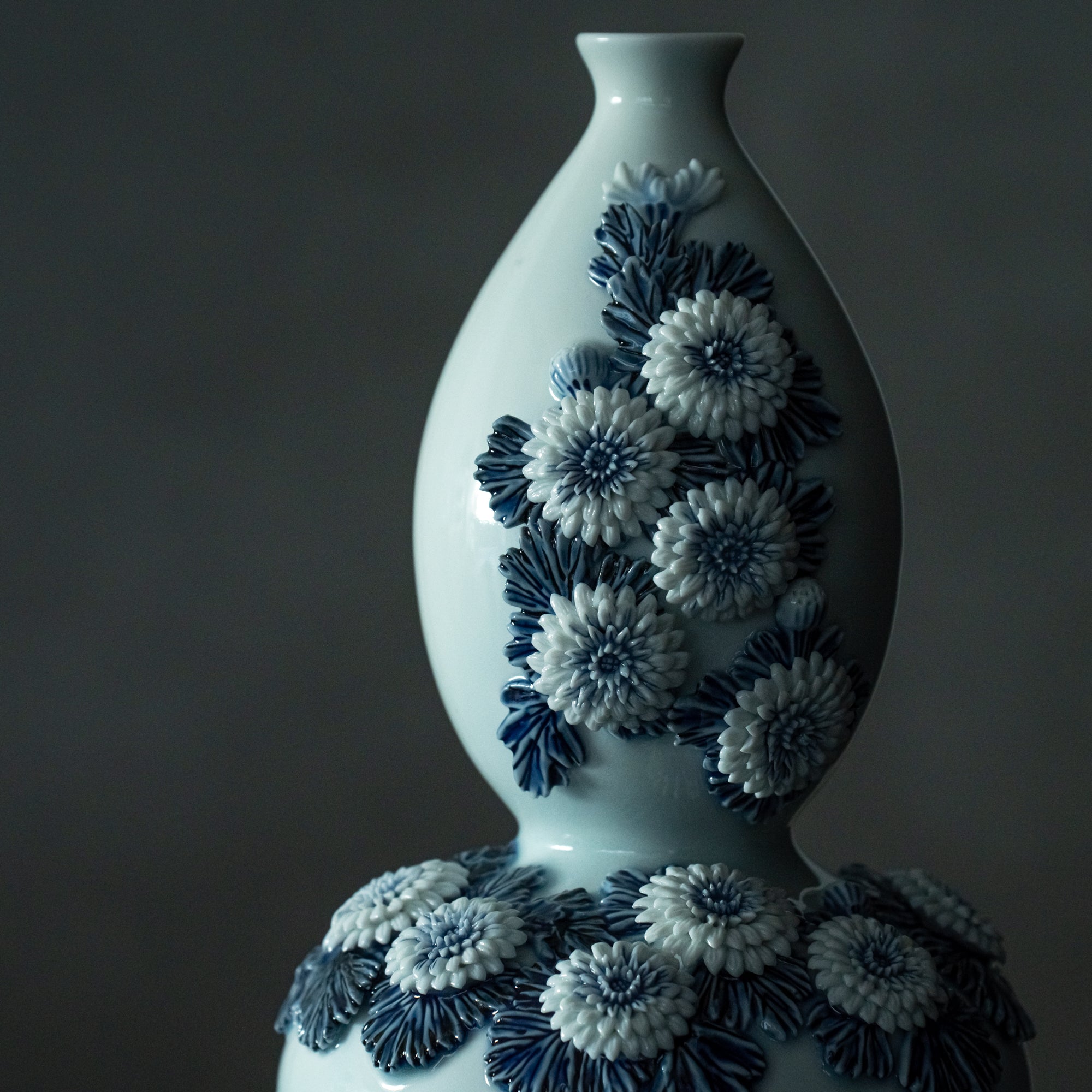 Hirado Chrysanthemum Sometsuke Flower Vase
