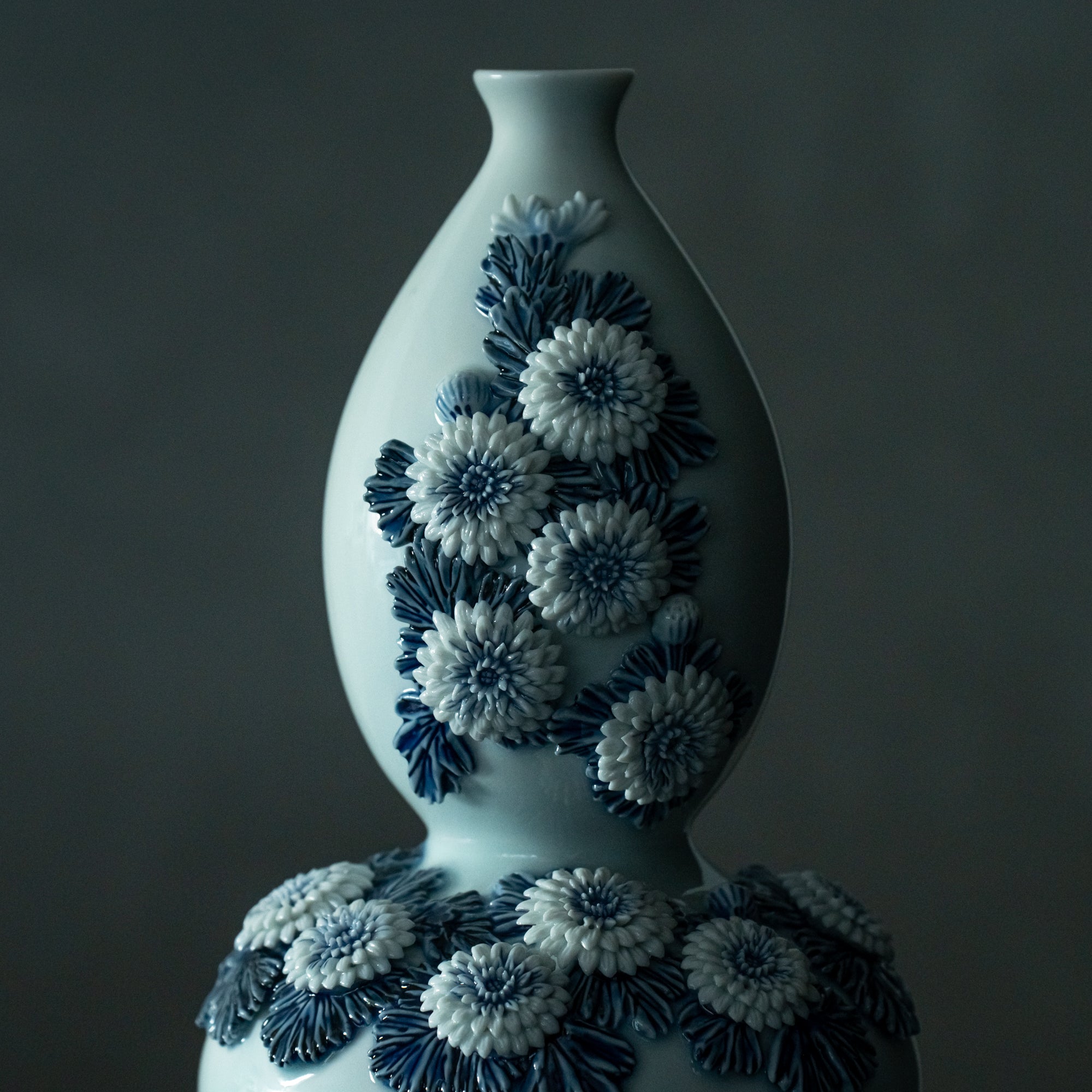Hirado Chrysanthemum Sometsuke Flower Vase