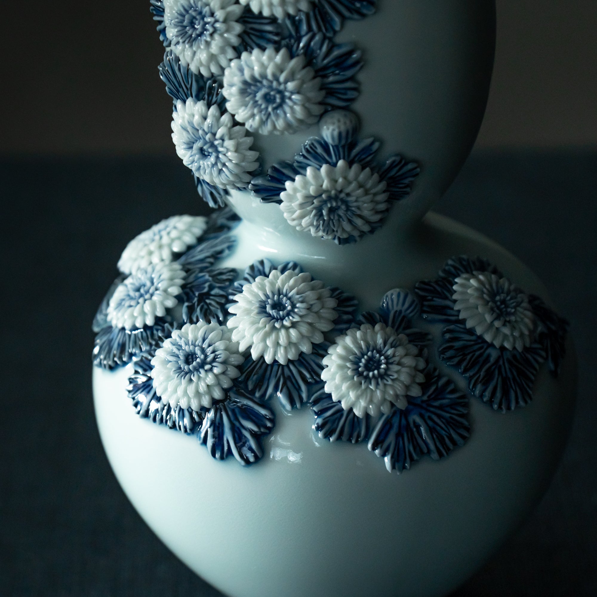 Hirado Chrysanthemum Sometsuke Flower Vase