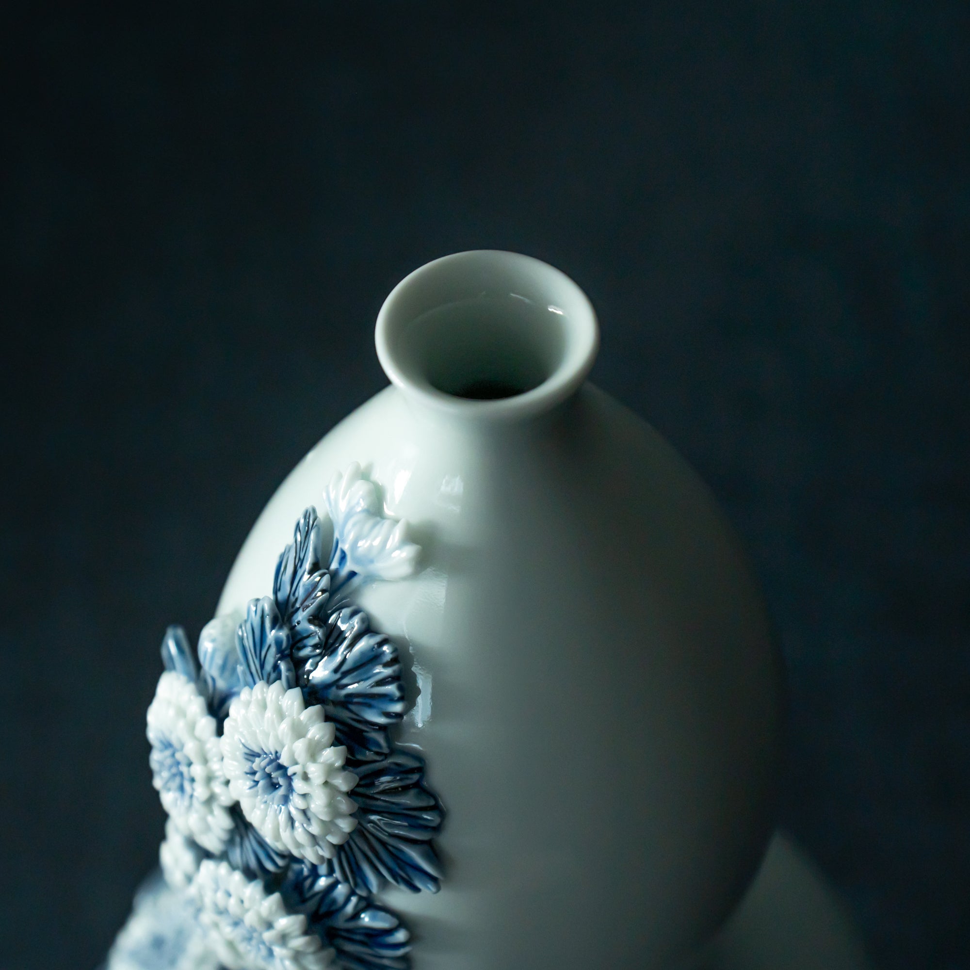 Hirado Chrysanthemum Sometsuke Flower Vase