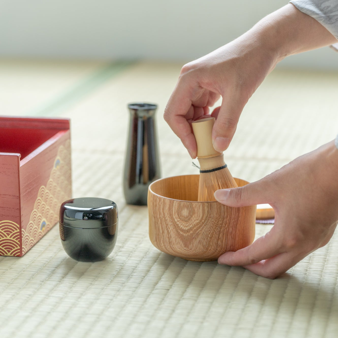 Yu-Chabako Red & Wave Pattern Matcha Tea Set