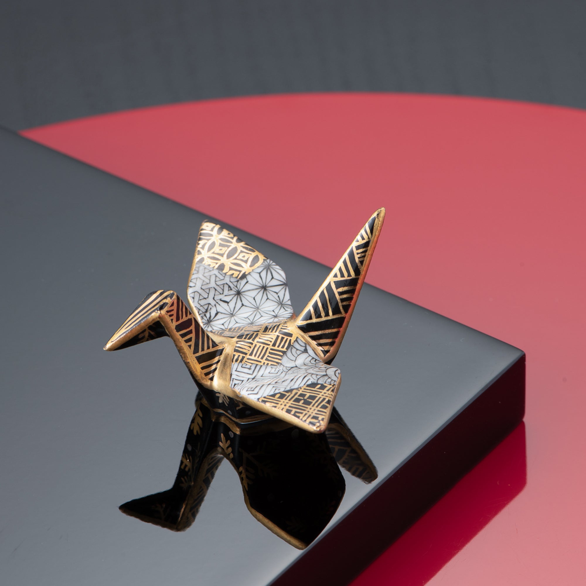 Adorno de Grulla con Patrones Geométricos Negros