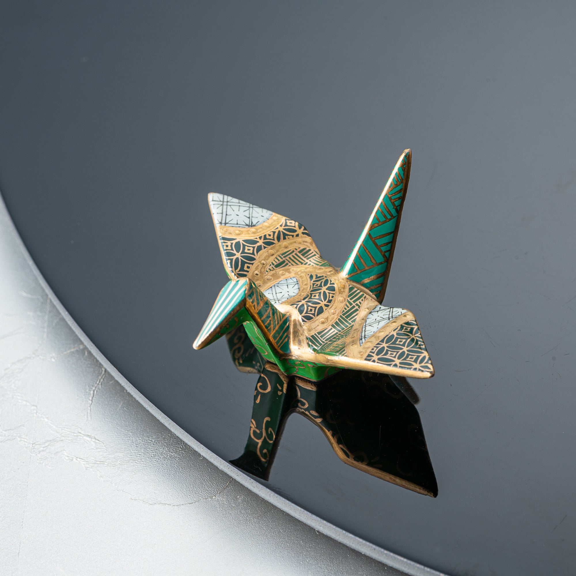 Adorno de Grulla con Patrones Geométricos Verdes