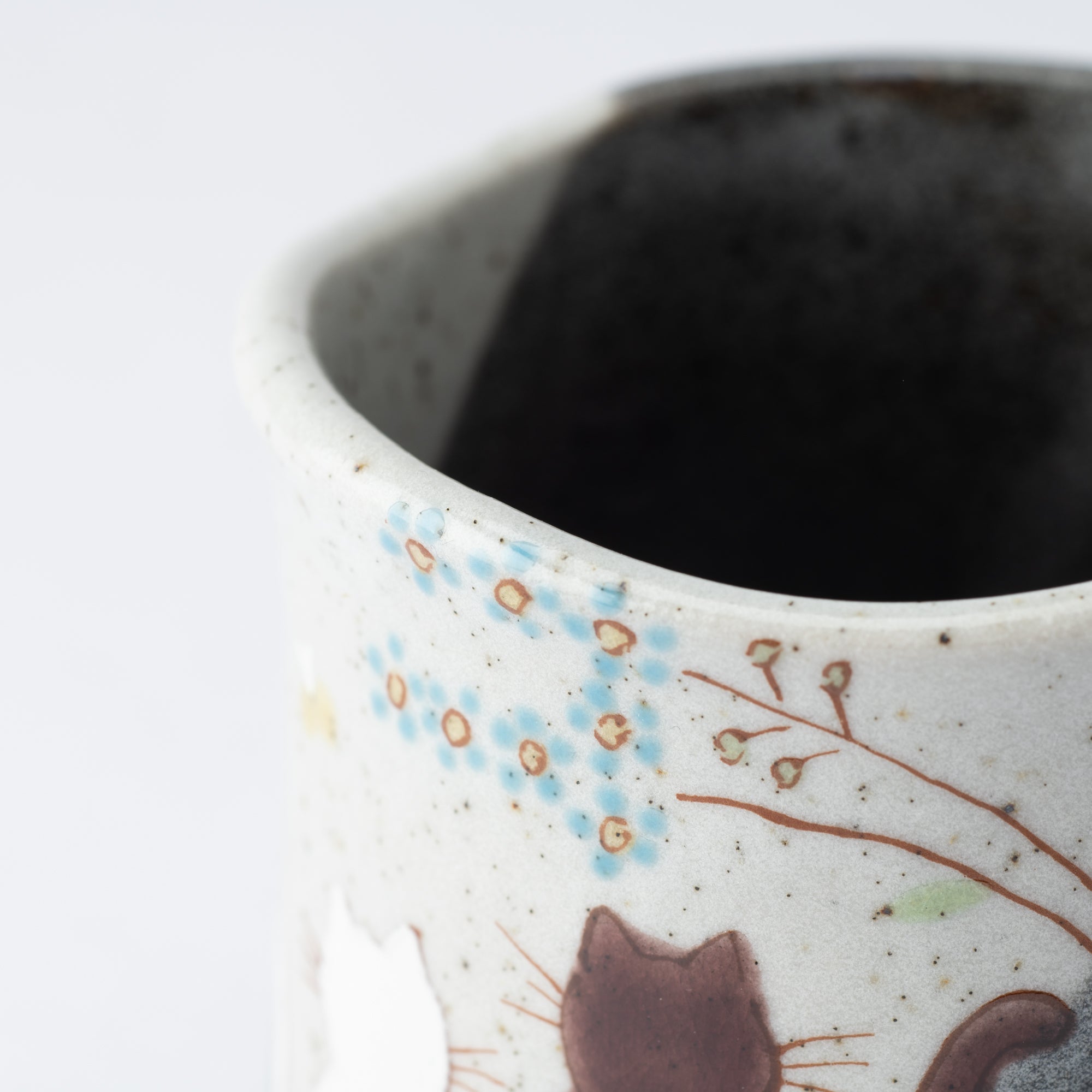 Atelier Yu Cats In Sunny Spot Kutani Yunomi Japanese Teacup - MUSUBI KILN - Quality Japanese Tableware and Gift