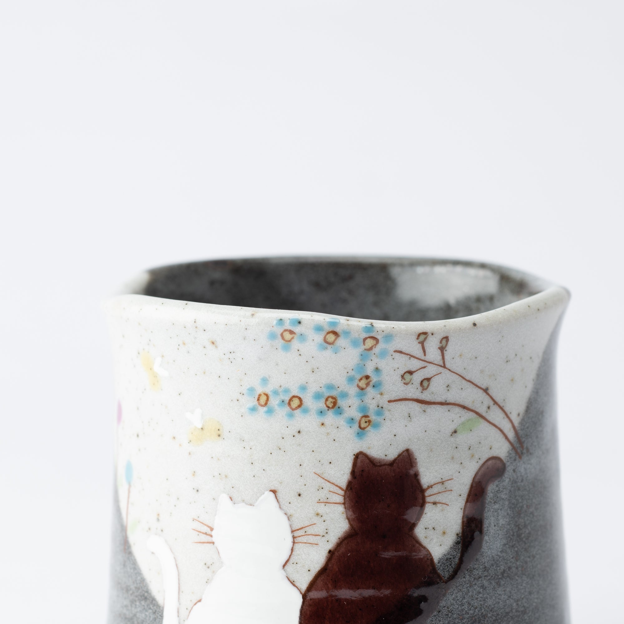 Atelier Yu Cats In Sunny Spot Kutani Yunomi Japanese Teacup - MUSUBI KILN - Quality Japanese Tableware and Gift