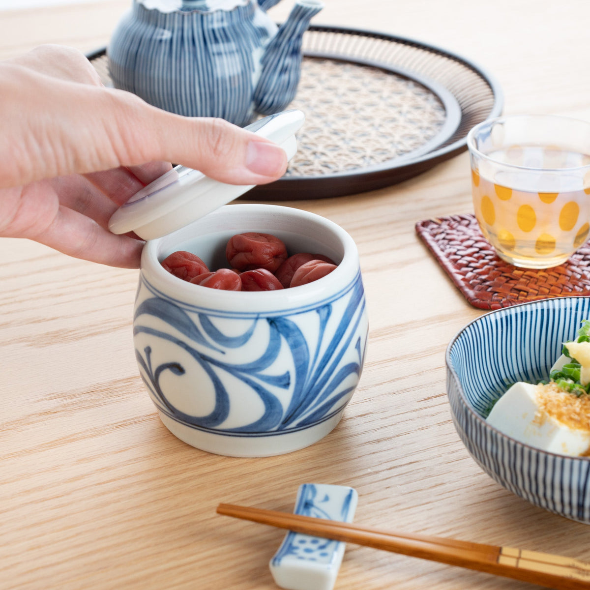 Tobe Ware Arabesque Barrel-Shaped Spice Container with Lid – Japanese ...