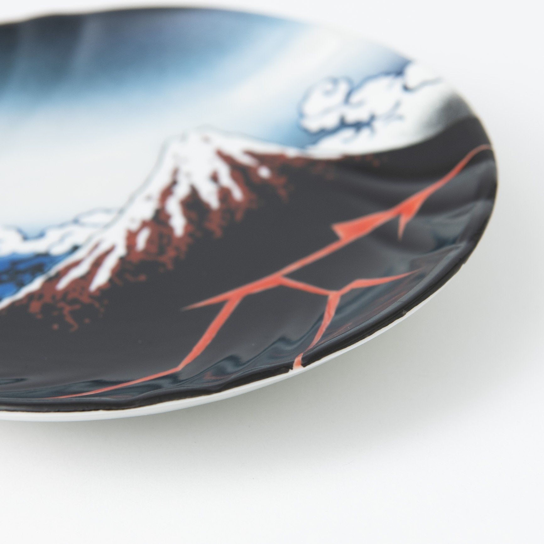 Bizan Kiln Hokusai Kuro Fuji Kutani Round Plate - MUSUBI KILN - Quality Japanese Tableware and Gift