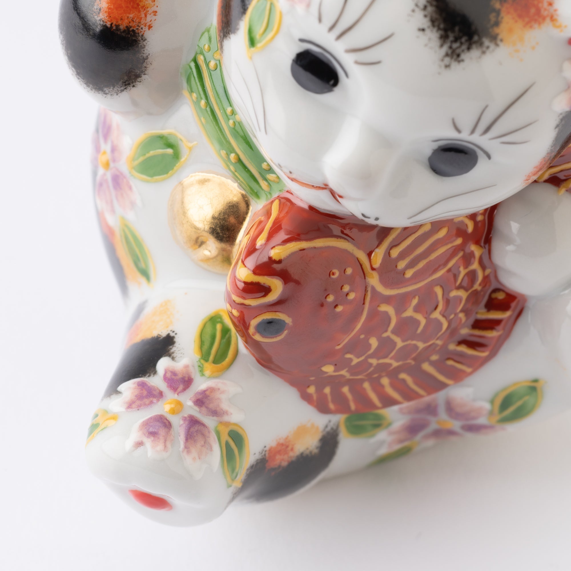 Choho Kiln Tabby Kutani Lucky Cat with Sea Bream - MUSUBI KILN - Quality Japanese Tableware and Gift